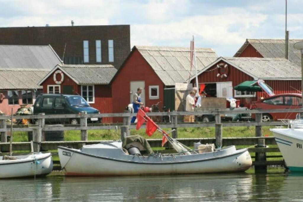 Hyggeligt Lille Byhus Lige Mellem Havnen Og Bytorv 灵克宾 外观 照片