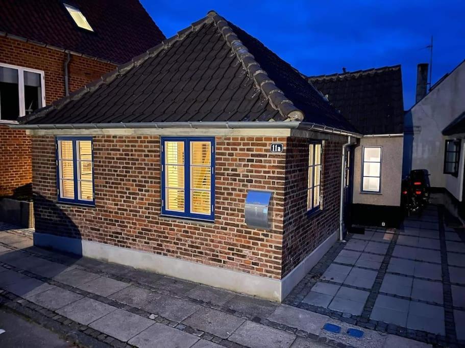 Hyggeligt Lille Byhus Lige Mellem Havnen Og Bytorv 灵克宾 外观 照片