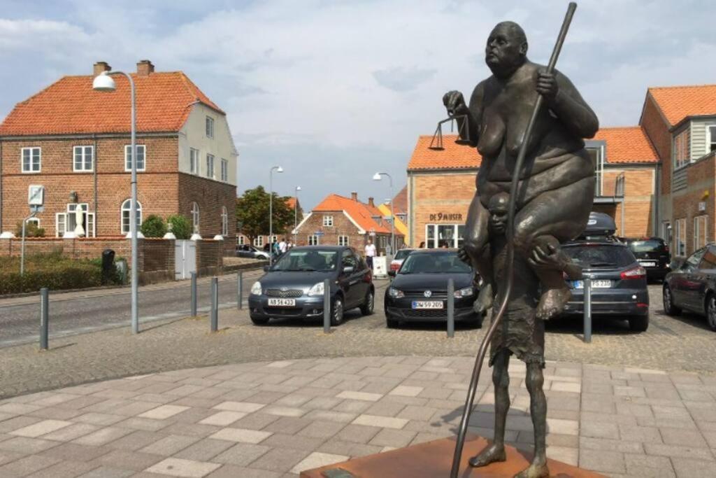 Hyggeligt Lille Byhus Lige Mellem Havnen Og Bytorv 灵克宾 外观 照片