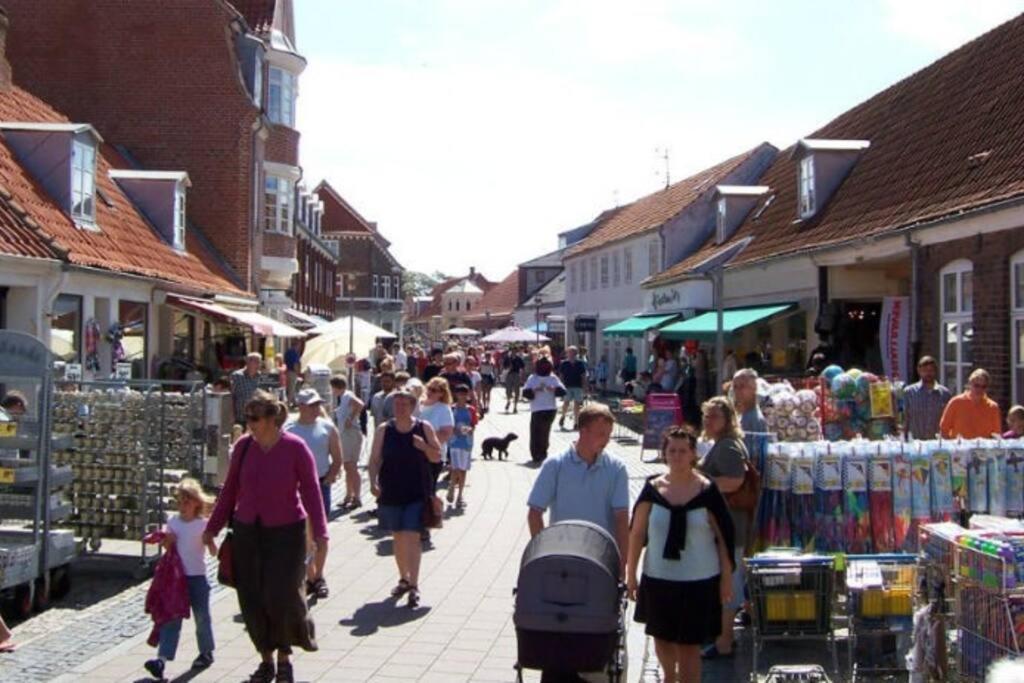 Hyggeligt Lille Byhus Lige Mellem Havnen Og Bytorv 灵克宾 外观 照片